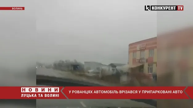 Авто злетіло з дороги: у селі під Луцьком – серйозна аварія (відео)