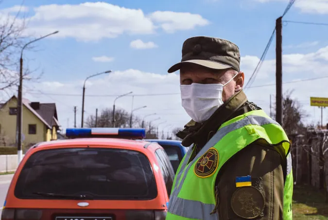Дивно поводився: у Луцьку на карантинному посту в чоловіка знайшли наркотики (фото)