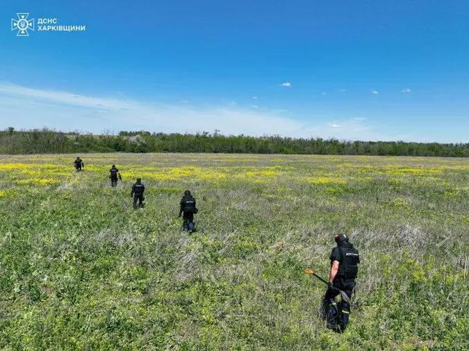 Розмінування Харківщини: волинські сапери знешкоджують касетні елементи (фото)