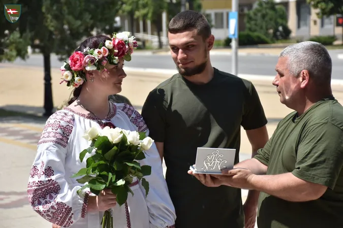 На Донеччині у волинській бригаді відгуляли подвійне весілля (фото)