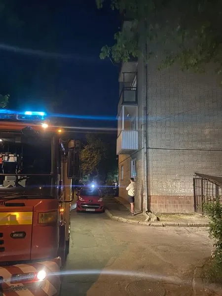 У Луцьку рятувальники лізли через вікно багатоповерхівки, аби врятувати пенсіонера (фото)
