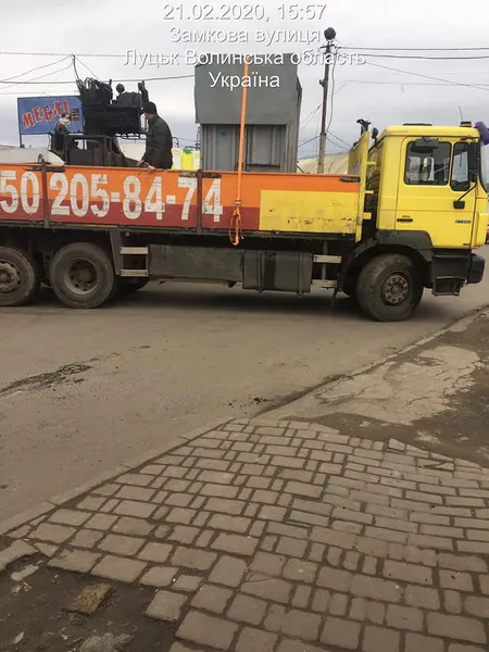 Нові фото зі Старого ринку: муніципали безплатно допомагають підприємцям переїжджати