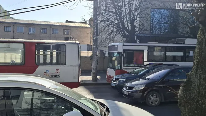 Біля ЦУМу в Луцьку влупилися два тролейбуси і легковик – рух паралізований