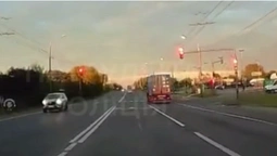 У Луцьку фура промчала на «червоний» на очах патрульних (відео)
