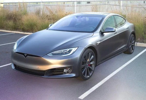 Tesla на автопілоті сама втікала від поліції, поки її нетверезий водій спав за кермом
