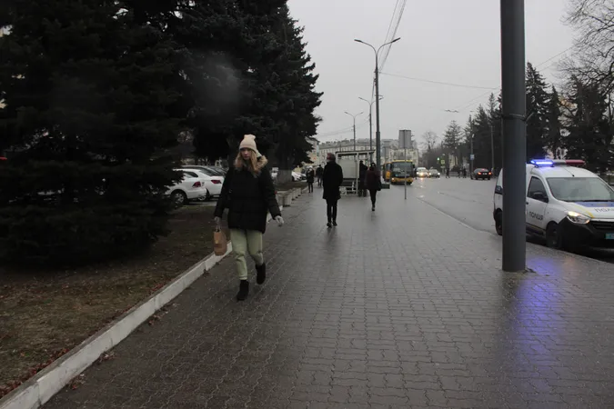 Ожеледиця у Луцьку: місто ледь тримається на ногах (фото)
