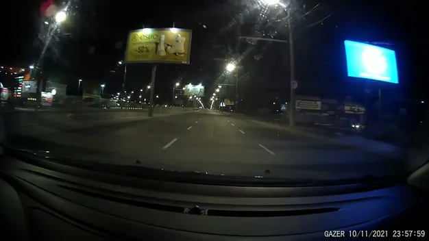 «Підрізав» авто: у Луцьку таксист ледь не спричинив ДТП (відео)