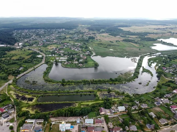На фото: Гідрологічна пам’ятка природи «Путиліка». Панорамний вигляд з смт. Цумань