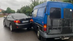 У Луцьку «тойота» заднім ходом в'їхала у припаркований бус (фото)