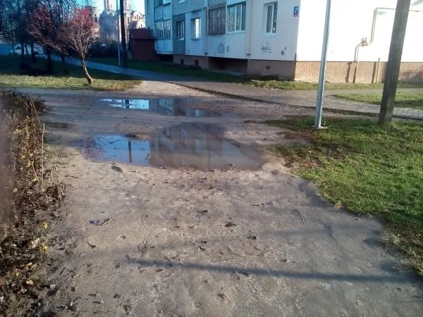 Лучанка нарікає на погану дорогу на Сухомлинського (фото)