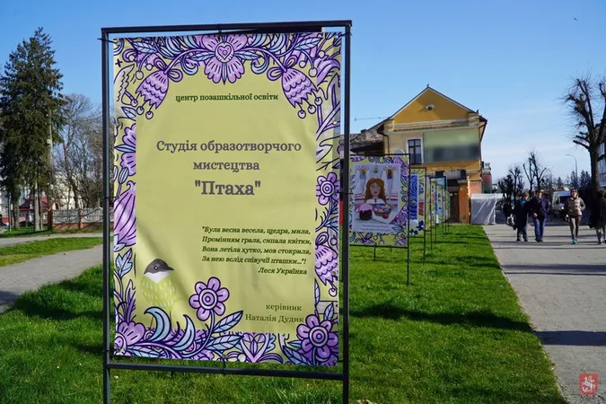 Володимир великодній: місто прикрасили гігантськими яйцями (фото)
