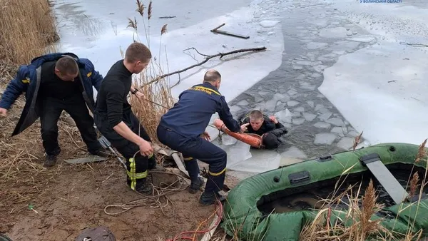 Волинські рятувальники, які витягли з-під криги двох дітей, отримали нагороди (фото)