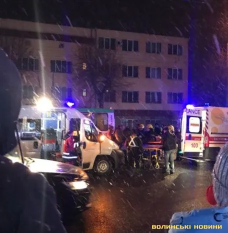 У Луцьку автомобіль врізався у маршрутку: пасажира госпіталізували (фото)