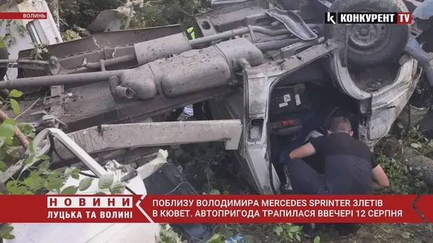 Під Володимиром-Волинським бус злетів у кювет і перекинувся (відео)
