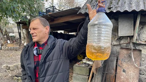 На Сумщині чоловік зі старого пластику виготовляє бензин (фото, відео)