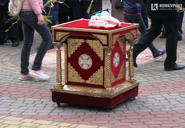 Вербна неділя: тисячі лучан у центрі міста «б'ють» і вітають один одного (фото, відео)