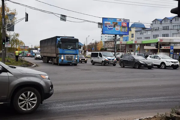 На перехресті Дубнівської та Карпенка-Карого збільшили кількість автосмуг