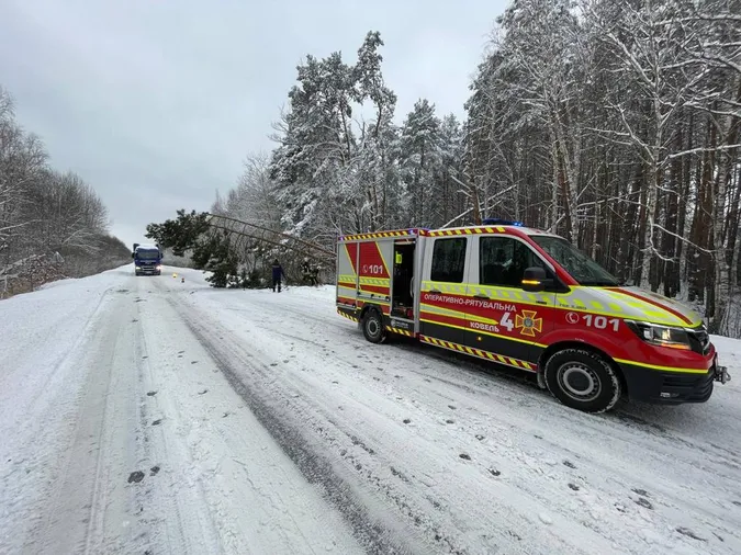 Пожежі, повалені дерева, застряглі авто: що робили волинські рятувальники у неділю (фото)