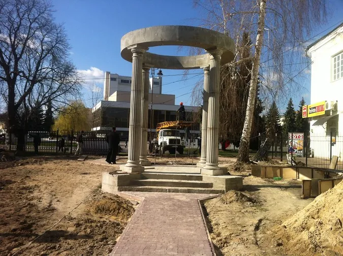 У Луцьку біля собору і кладовища встановлюють альтанку  (фото)