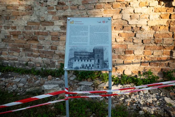 Фасад руйнується, комунікацій немає: що сталося з Великою синагогою Луцька (фото)