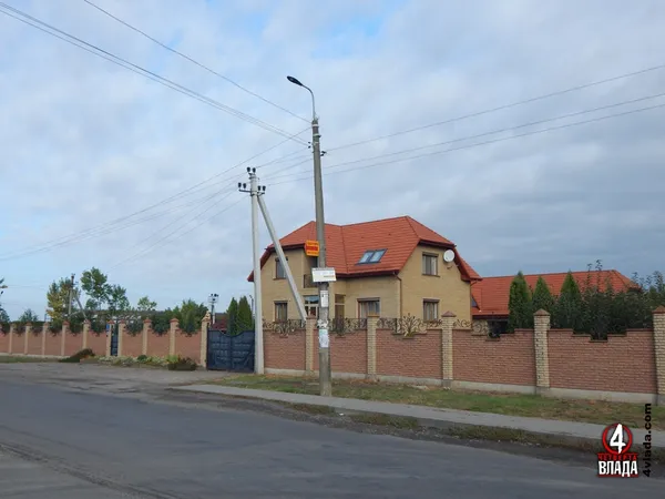 Паркан навколо будівлі чиновника сягає майже сотні метрів.