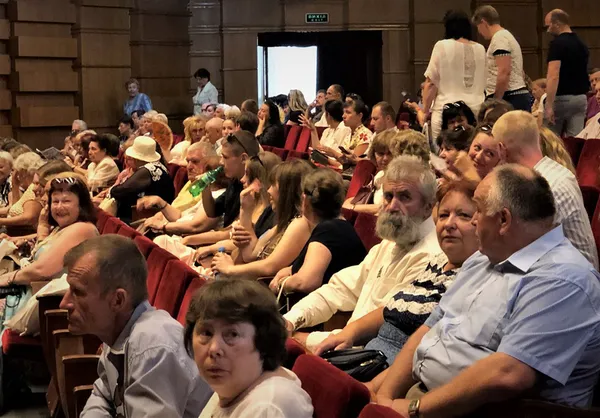 Драматичні канікули: луцькі пенсіонери безкоштовно відвідали закриття 79-го театрального сезону (фото)