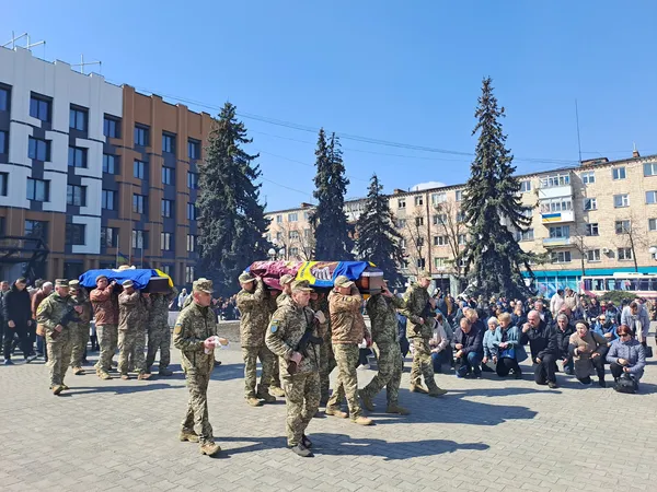 Ковель у жалобі: в останню дорогу провели захисників Бориса Нестерука та Олександра Кратюка (фото)