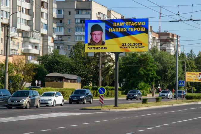 Пам'ятаємо: у Луцьку на бігбордах розмістили фотографії та імена загиблих Героїв (фото)