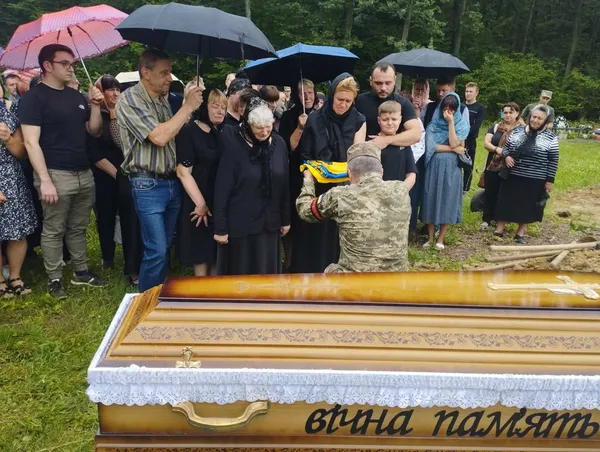 Через більш як три роки назавжди повернувся додому у Ківерці загиблий воїн Віталій Фокін (фото)