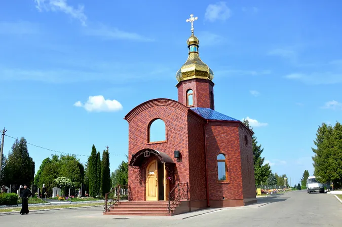 Храм для всіх: історія будівництва церкви на кладовищі в Гаразджі (фото)