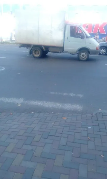 На Ковельській у Луцьку просять домалювати стерті переходи (фото)