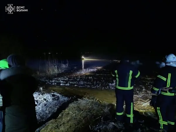 Опинилися в крижаній воді: на Світязі перекинувся човен з рибалками (фото)