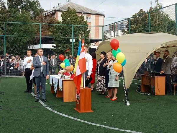Веселі і сумні: святкування першого дзвоника у луцькій школі №9 (фото)