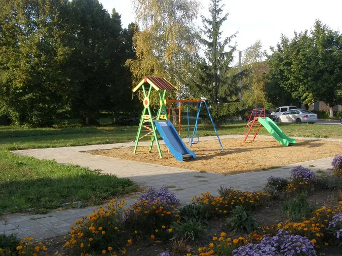 Помічниця депутата Луцькради Яручика домоглася встановлення дитячого майданчика (фото)