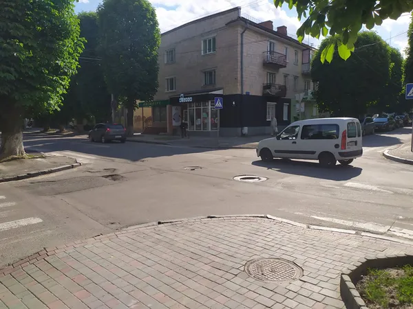 У Луцьку на перехресті провалився каналізаційний люк (фотофакт)