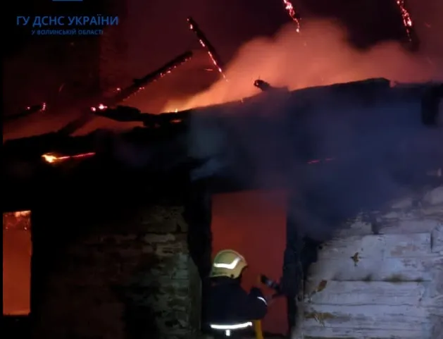 На Волині три години гасили пожежу у житловому будинку