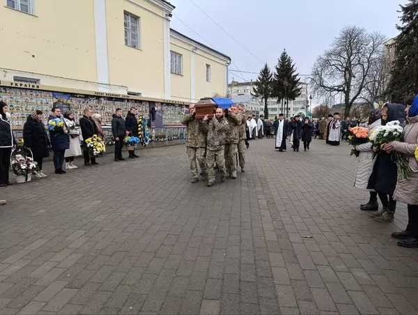 Батьки 1,5 року чекали живим: у Луцьку прощалися з молодим бійцем Олександром Зарембою