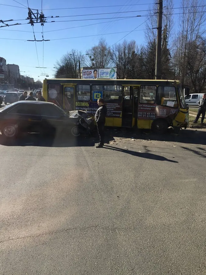ДТП: у центрі Луцька протаранили маршрутку