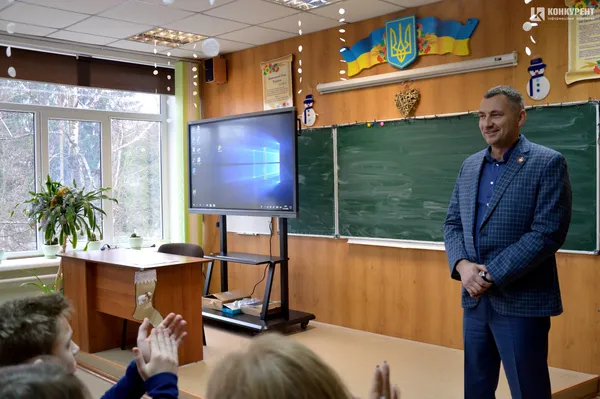 MultiBoard у подарунок: дві луцькі гімназії отримали від депутата інтерактивні панелі (фото)