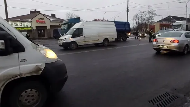 Відкинуло на 10 метрів: повідомили деталі ДТП на Дубнівській у Луцьку (фото, відео)