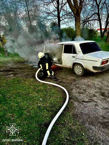 У селищі на Волині горів «жигуль» (фото)