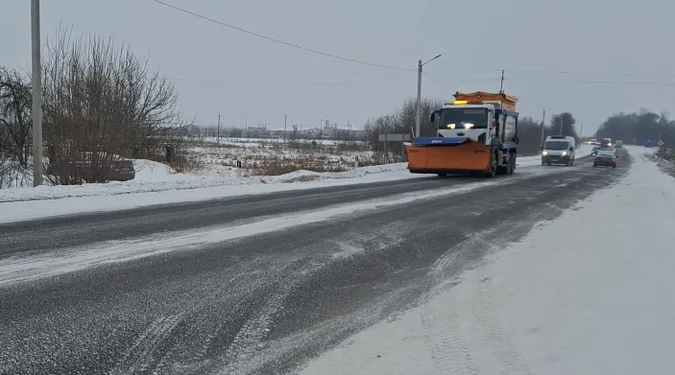 Волинь знову паралізує негода: дороги перетворюються на ковзанку (відео)