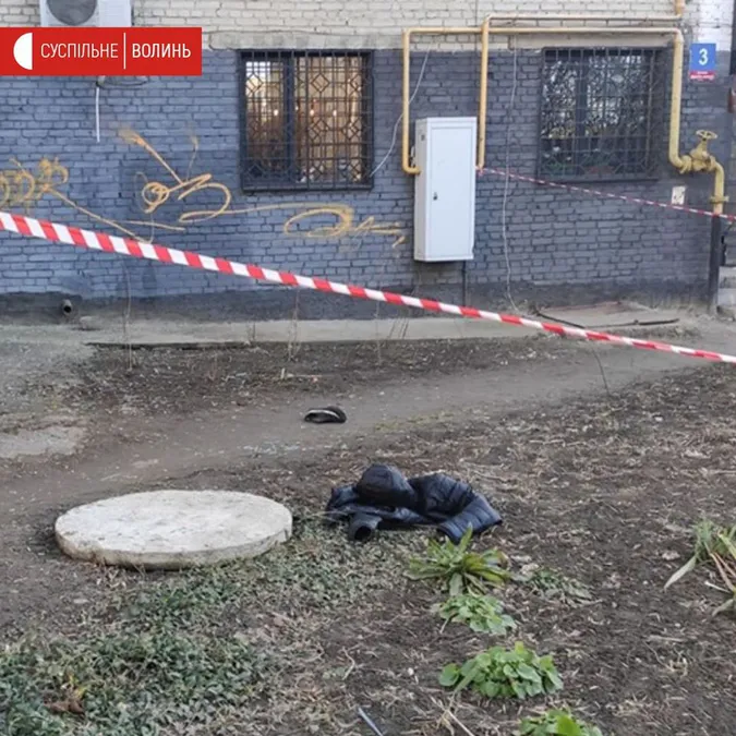 У Луцьку з вікна багатоповерхівки випав чоловік (фото)