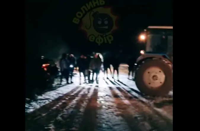 Злетів з дороги: на Волині з кювету витягали трактором Lexus (відео)