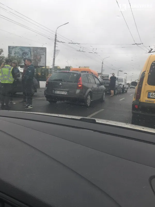 У Луцьку на шляхопроводі біля «Там Таму» – масштабна аварія (фото, відео)