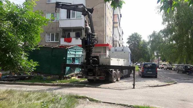 У Луцьку демонтували скупку склотари (фото)