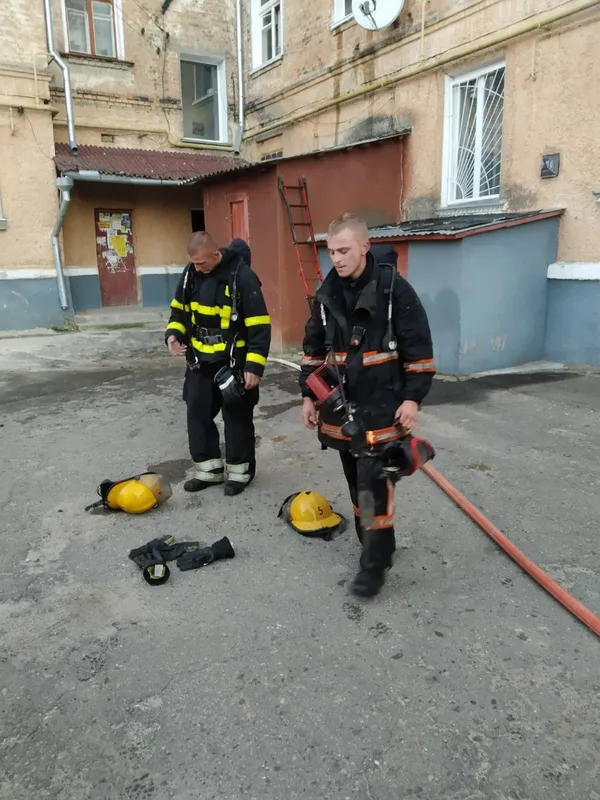 Чекали на допомогу на балконі: на Волині врятували людей із пожежі (фото)
