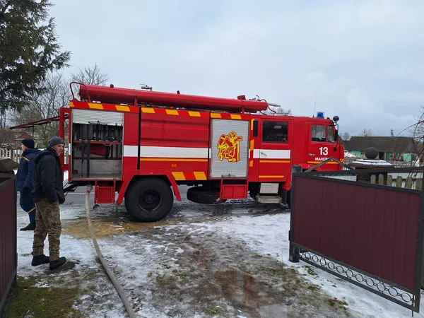 На Волині горіла господарська споруда: працювали рятувальники (фото)