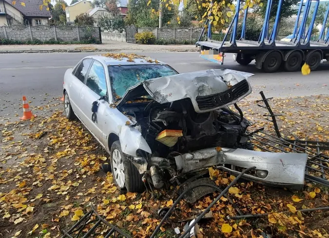 У Луцьку Audi збила пенсіонера на велосипеді й протаранила дерево (фото)