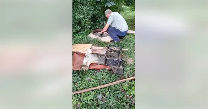 У Володимирі з люка дістали валізу та меблі (відео)